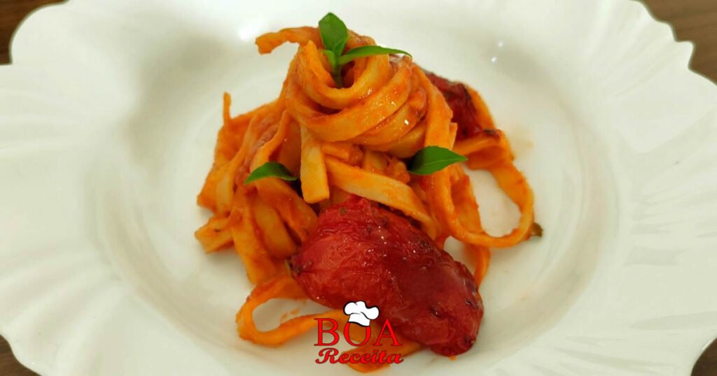 Tagliatelle e Tomate Seco no Molho Vermelho